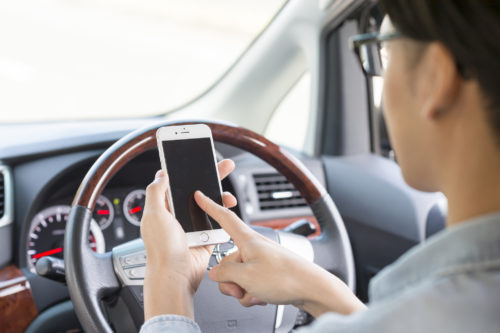 ウエストのおんな、車でスマホいじり